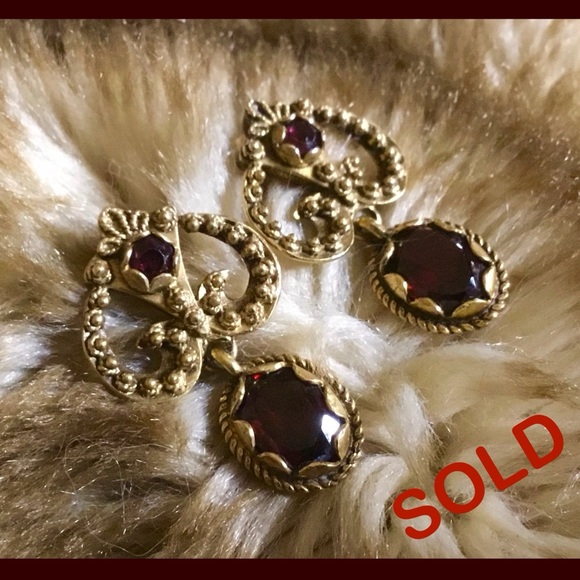 Jewelry - VTG 14k ANTIQUE GOLD VICTORIAN GARNET EARRINGS 💕